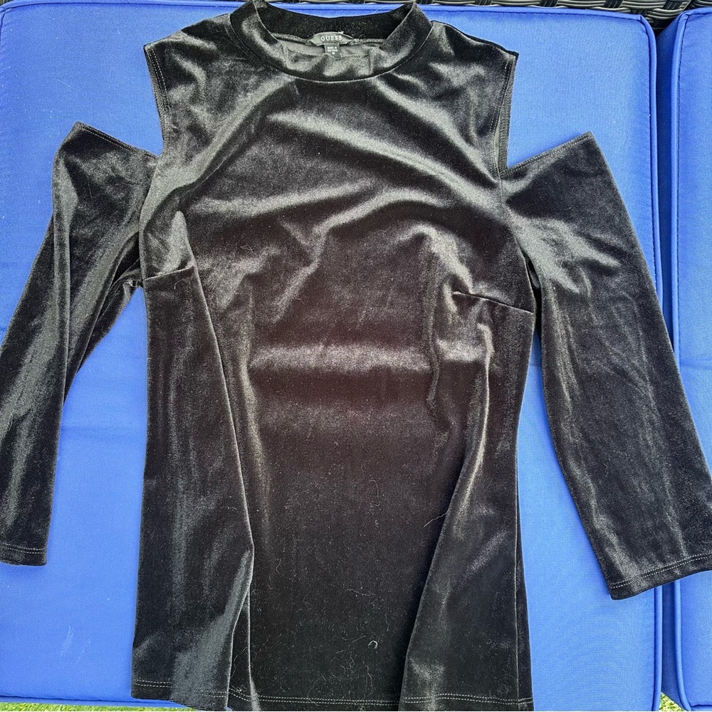 Guess size M velvet, never worn, true black top cold shoulders